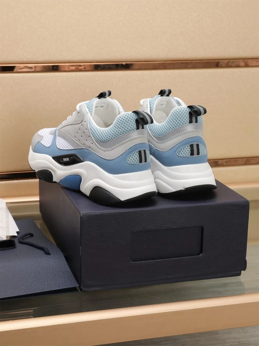 Men's shoes 💰P460💰【Dior】Dior✨ is online at the same time👏 This casual sneaker is a new product in the series and continues Di*r's classic style. The upper is made of original mesh and cow leather, with a two-color textured outsole, and the brand's iconic details on the rear collar and heel to enhance the style. Fashionable and versatile. Wear it with jeans or slacks for a casual look. Size: 38-44 (45 customized)